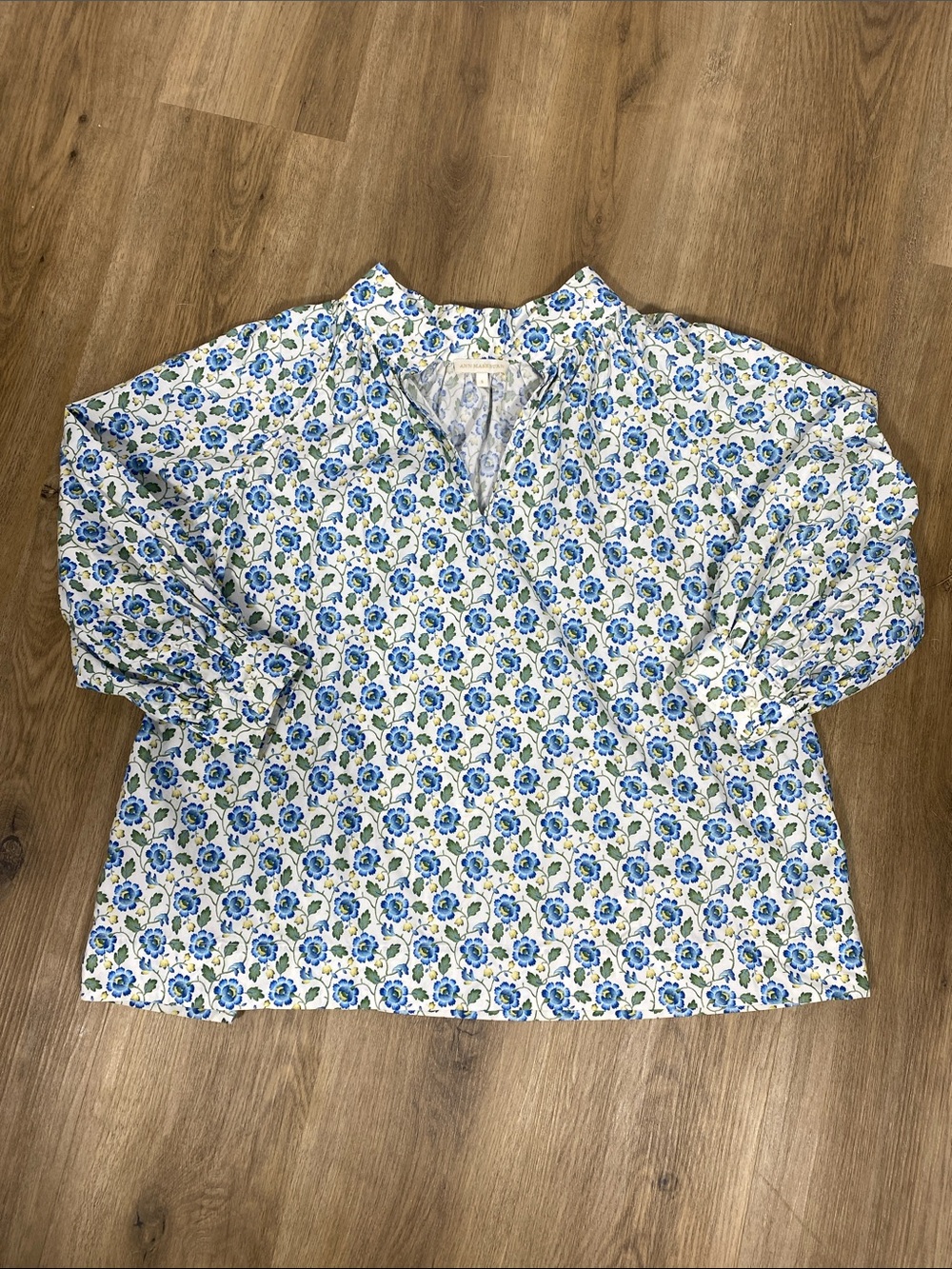 ANN MASHBURN Blue and White Floral V-Neck Blouse size small